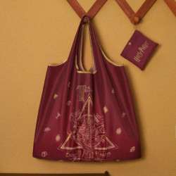 Estilo y misterio en un bolso rojo