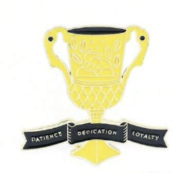 Elegancia en un Pin de Hufflepuff