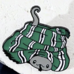 Broche Nagini: Un Toque de Fantasía
