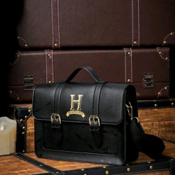 Elegancia Mágica: Bolso con Hebillas