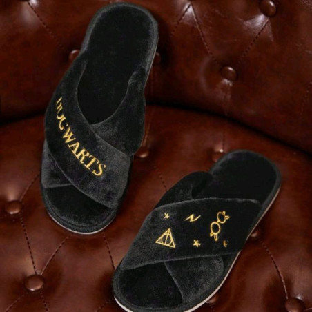 Confort Mágico: Pantuflas Negras de Hogwarts