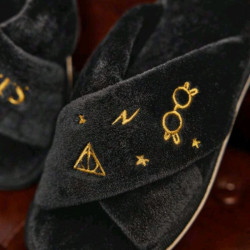Confort Mágico: Pantuflas Negras de Hogwarts