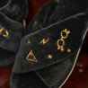Confort Mágico: Pantuflas Negras de Hogwarts