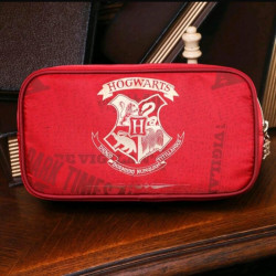 Estuche Rojo Estampado Hogwarts: ¡Moda Mágica!